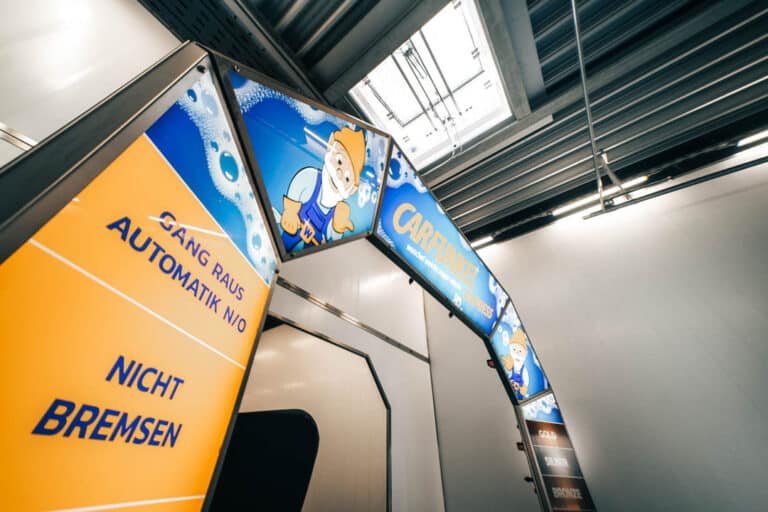 CARFUNKEL_Autowaschanlage_Passau_Haidenhof_Waschportal_Einfahrtsbogen