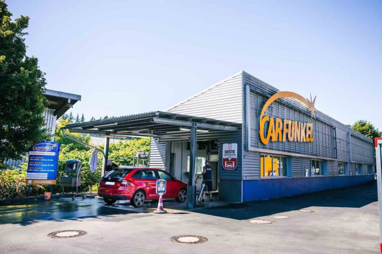 CARFUNKEL_Autowaschanlage_Waschstrasse_Passau_Kohlbruck_Waschportal_Aussenansicht_Einfahrt