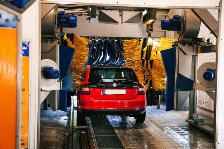 CARFUNKEL_Autowaschanlage_Waschstrasse_Passau_Kohlbruck_Waschportal_Rotes_Auto